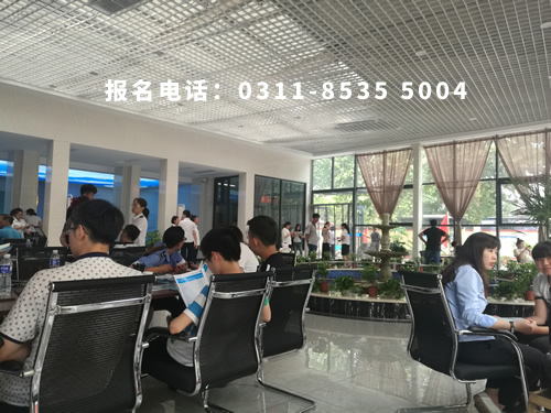 石家莊鐵路職業(yè)技工學(xué)校學(xué)費(fèi)一年多少？