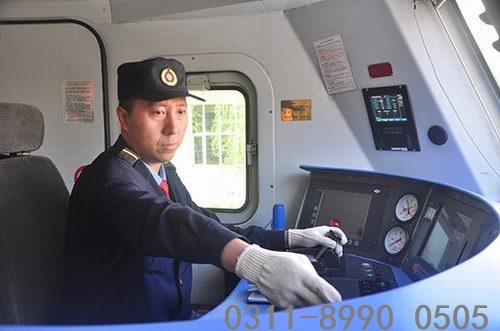 鐵路學(xué)校火車司機專業(yè)學(xué)生怎么考司機證？