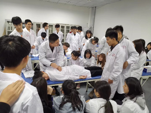 初中畢業(yè)能學口腔醫(yī)學專業(yè)嗎？